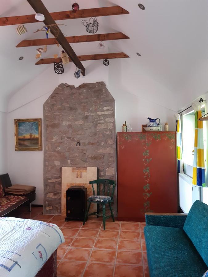Back2Roots - Beautifully Restored Cottage, Doochary מראה חיצוני תמונה